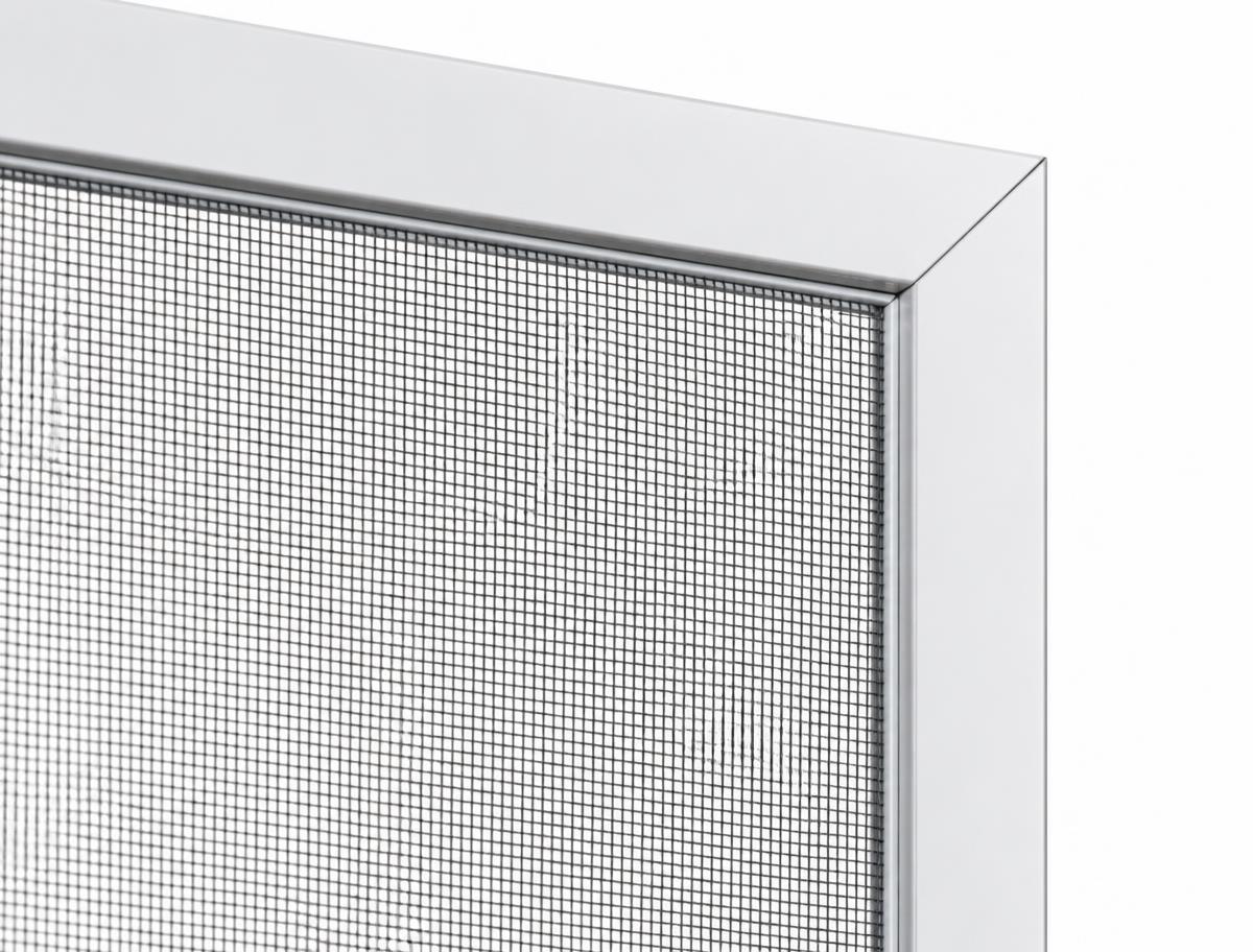 Zbliżenie siatki moskitierowej w aluminiowej ramce